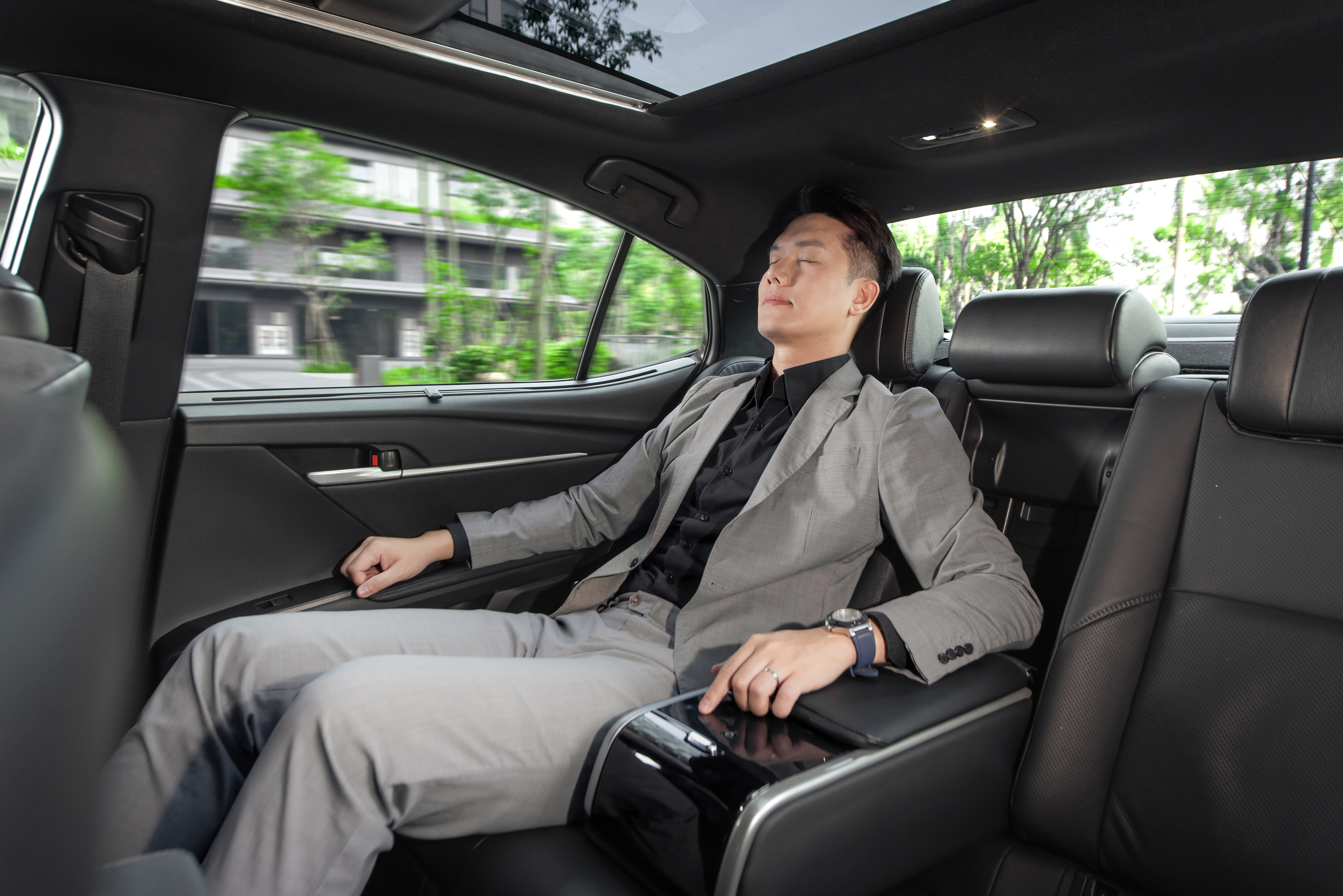 Toyota Camry 2026 giá lăn bánh, TSKT, ưu đãi khủng tháng 05/2026