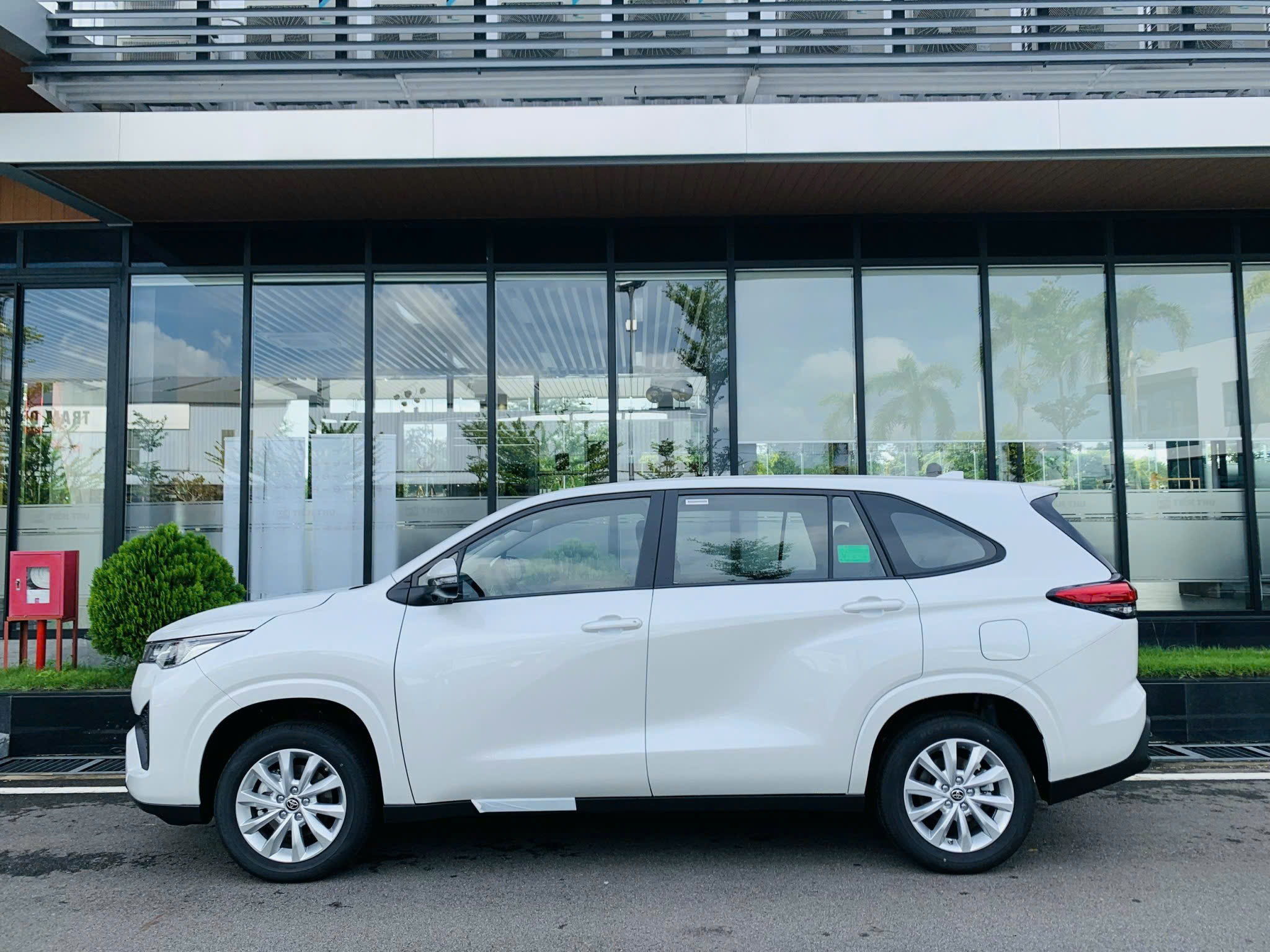 Đánh Giá Innova Cross Hev Ecvt: Bước Nhảy Vọt Về Công Nghệ Xanh Cho Xe Gia Đình