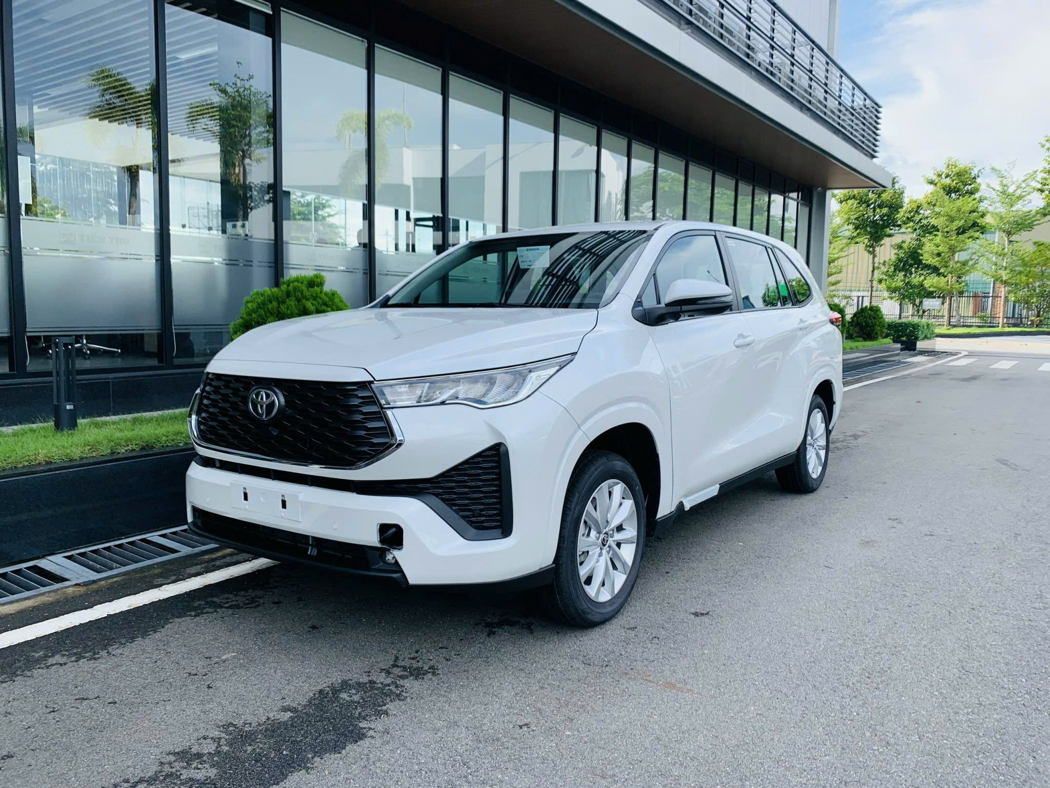 Đánh Giá Innova Cross Hev Ecvt: Bước Nhảy Vọt Về Công Nghệ Xanh Cho Xe Gia Đình