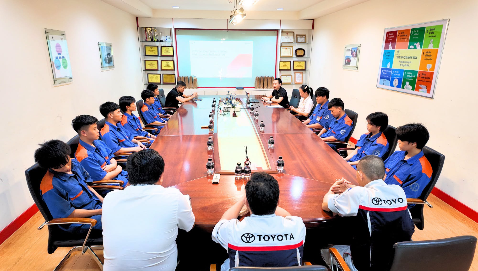 ChÚc MỪng CÁc BẠn ThỰc TẬp Sinh HoÀn ThÀnh KhoÁ ThỰc TẬp TẠi Toyota VŨng TÀu