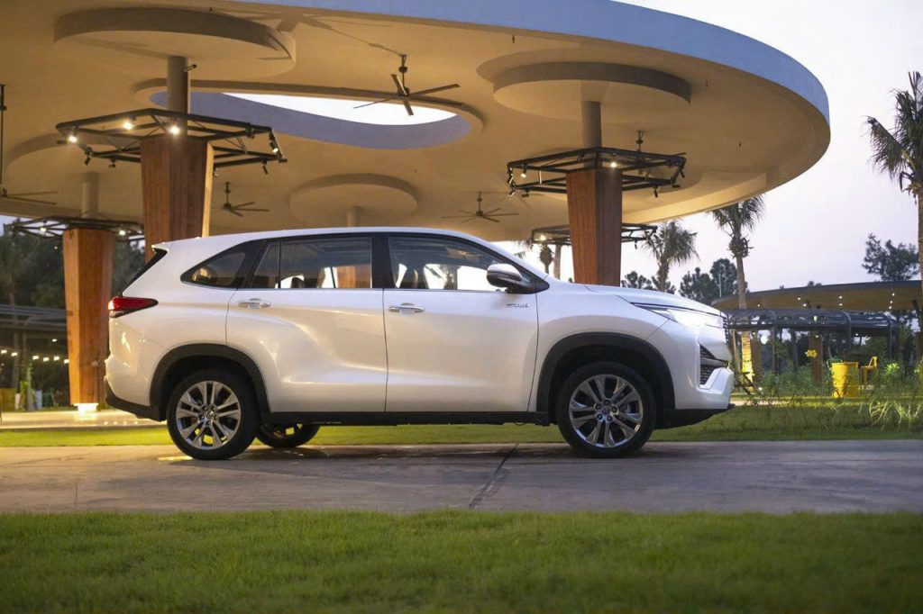 Hình ảnh Thực Tế Innova Cross Hev Ecvt: Cận Cảnh Đỉnh Cao Công Nghệ Xe 7 Chỗ