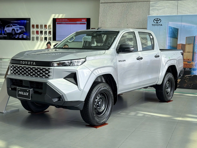 Hình ảnh Thực Tế Toyota Hilux Standard 2.8 4x2 Mt