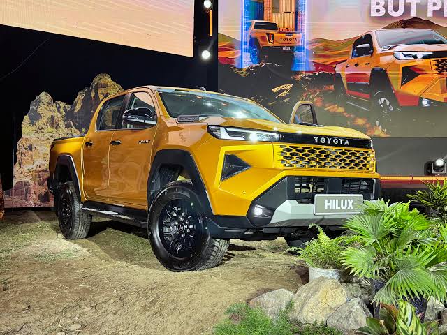 Hình ảnh Thực Tế Toyota Hilux Standard 2.8 4x2 Mt